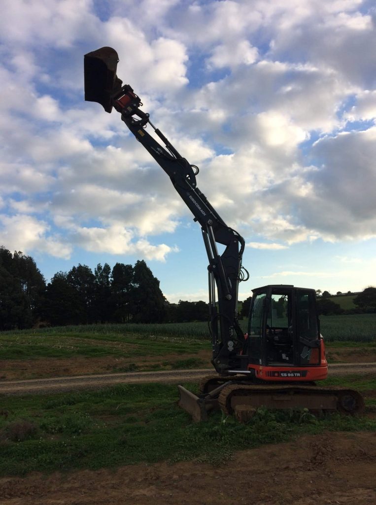 Our 9-tonne, zero turn digger has an incredible reach due to its triple arm boom
